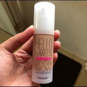 Benefit Hello Flawless foundation in toasted beige